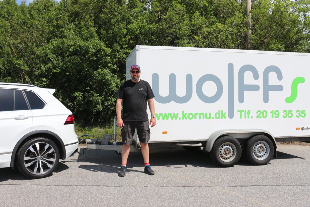 Thomas Odgaard fra Wolff's Køreskole foran skolevogn og trailer